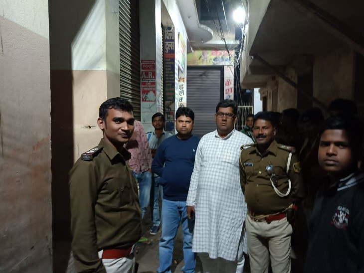 गोलीबारी के बाद घटनास्थल पर पहुंची पुलिस की टीम।