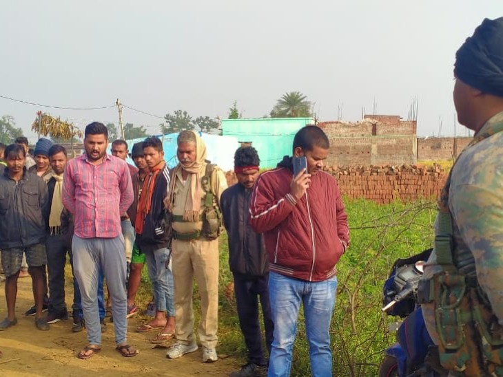 Officers of the police investigation team checking the bike of a youth recovered from the spot - Dainik Bhaskar