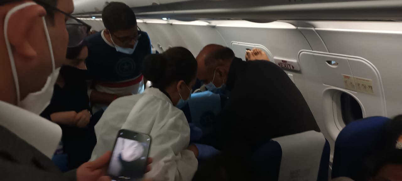 डॉ कराड के इस प्रयास को प्लेन में मौजूद सभी यात्री भी देख रहे थे। अब सोशल मीडिया में इन तस्वीरों को शेयर कर उनकी जमकर तारीफ हो रही है।