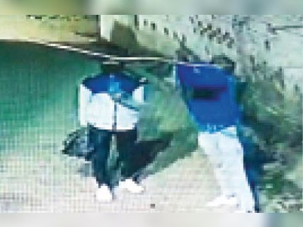 अम्बाला | कैंट के न्यू टैगोर गार्डन में फायरिंग करने की वारदात सीसीटीवी में कैद हो गई। - Dainik Bhaskar