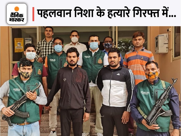 गिरफ्तारी के दिन पुलिस के साथ कोच पवन और सचिन।