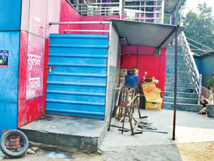 राेहतक.मेडिकल माेड़ स्थित नगर निगम द्वारा बनाए हुए शाैचालय में सफाई न हाेने के कारण गेट काे बंद किया हुआ - Dainik Bhaskar
