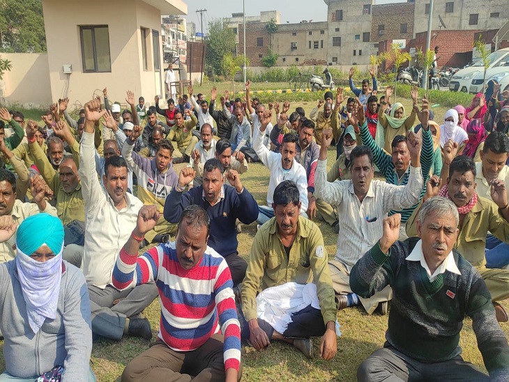 मांगों को लेकर प्रदर्शन कर रहे कर्मचारी
