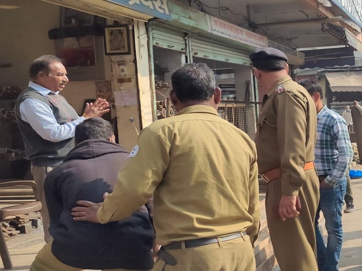 अतिक्रमण हटाने पहुंची टीम के समक्ष हाथ जोड़ता हुआ दुकानदार