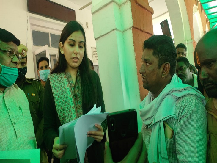 अंबाला शहर सीटीएम आंचल भास्कर को मुख्यमंत्री के नाम ज्ञापन देते हुए कर्मचारी - Dainik Bhaskar