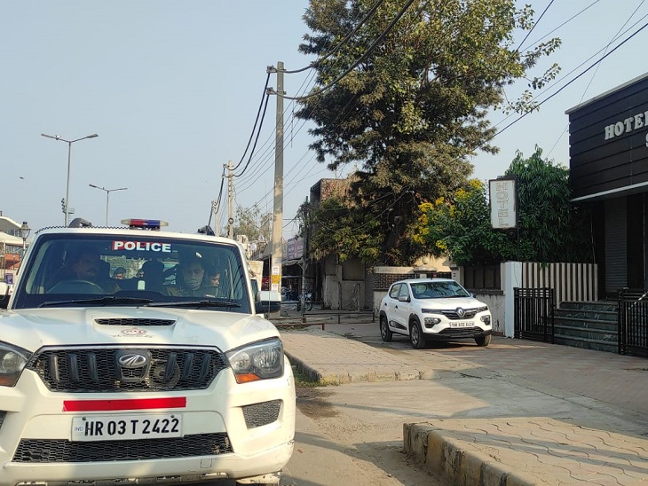 अंबाला कैंट रेलवे रोड पर होटल में छापेमारी करने पहुंची पुलिस की टीम