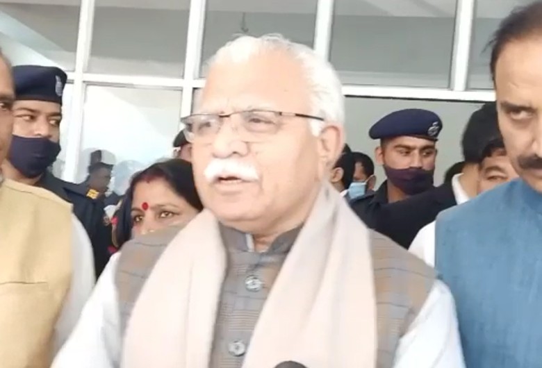 जाने से पहले बातचीत करते हुए सीएम। - Dainik Bhaskar