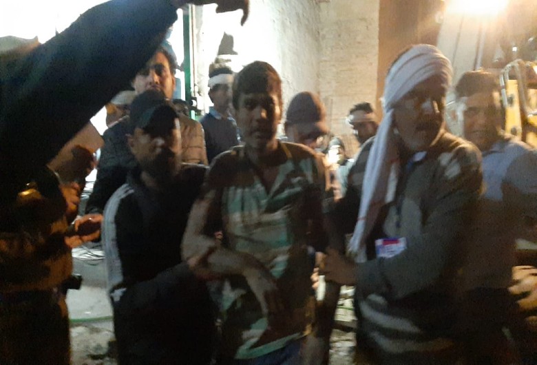 हादसे में जिंदा बचा प्रेम ठेकेदार।