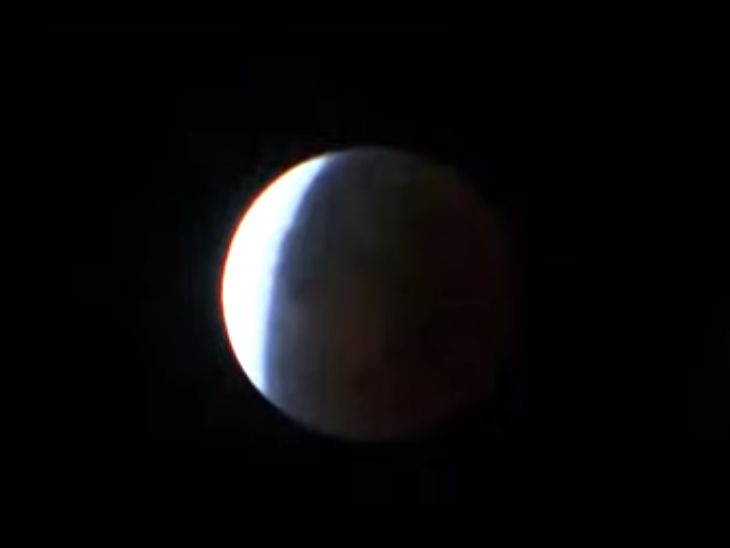 आंशिक चंद्र ग्रहण की शुरुआत में चंद्रमा का आधे से ज्यादा हिस्सा ढंक गया था। पृथ्वी की छाया से