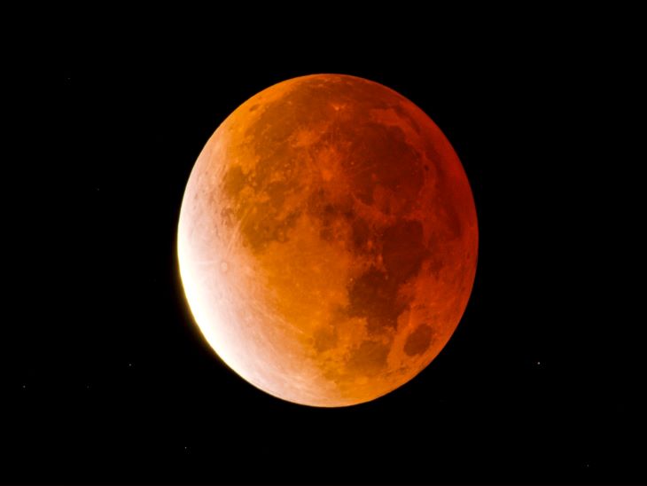 न्यूयार्क सिटी में चंद्र ग्रहण शुरू होने से पहले रेड मून जैसा भी चांद नजर आया।
