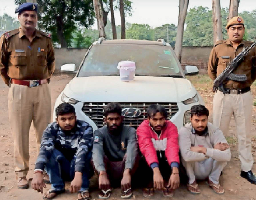 भिवानी| पुलिस की गिरफ्त में मकान के बाहर हवाई फायरिंग करने व जान से मारने की धमकी देने के अाराेपी। - Dainik Bhaskar