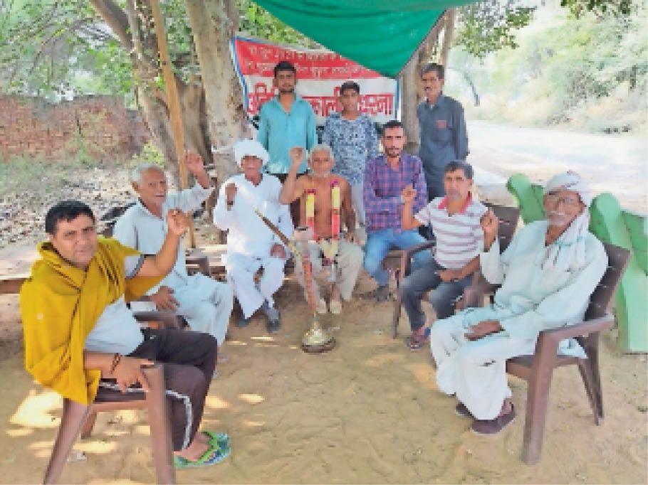 भिवानी. निमड़ीवाली धरने पर 24 घंटे के लिए अर्धनग्न होकर अनशन पर बैठे किसान धर्मपाल दहिया व माैजूद अन्य। - Dainik Bhaskar