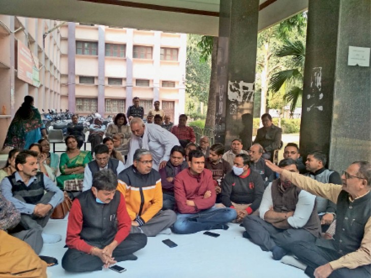 रोहतक में अपनी मांगों को लेकर रोष जताते हुए वैश्य तकनीकी संस्थान के कर्मचारी - Dainik Bhaskar