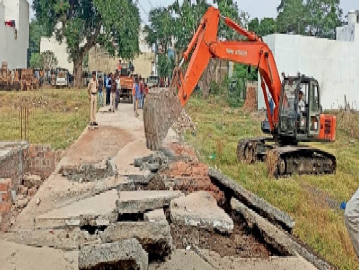Roads, sewerage lines and chambers of illegal colony built in 1.2 ...