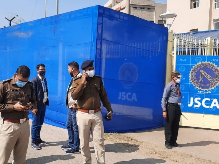 स्टेडियम के बाहर सिटी SP खुद मोर्चा संभाल रहे हैं।