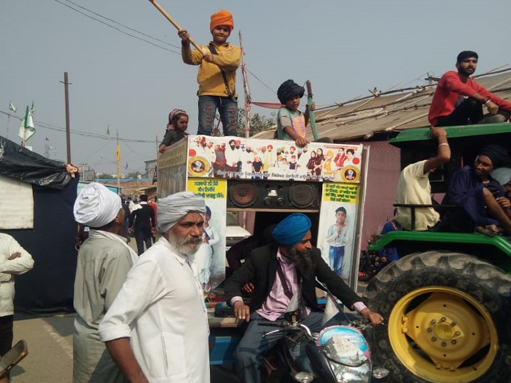 Kuldeep going out to take the children around the Singhu border on a trolley attached to the bike.  - Dainik Bhaskar