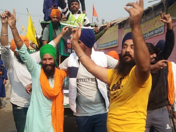 पीएम मोदी के ऐलान के बाद सिंघु बॉर्डर पर खुशी से नाचते किसान। - Dainik Bhaskar