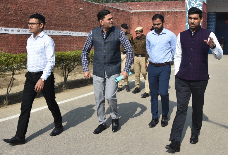 जेल दौरे के दौरान डीसी निशांत व एसपी गंगाराम पुनिया। - Dainik Bhaskar
