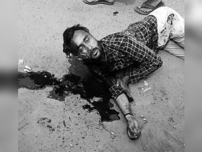 आखिरी सांस : बीच सड़क लहूलुहान जकी।