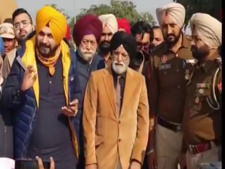 पाकिस्तान रवाना होने से पहले मीडिया से बातचीत करते नवजोत सिद्धू।