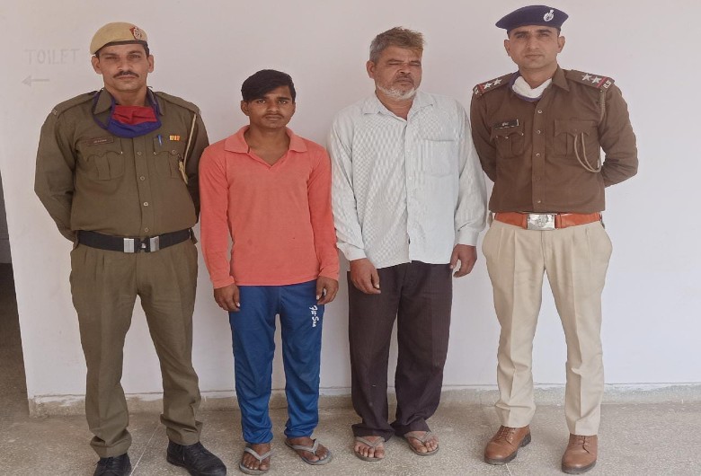 सदर थाना पुलिस द्वारा गिरफ्तार किए गए दोनों आरोपी। - Dainik Bhaskar