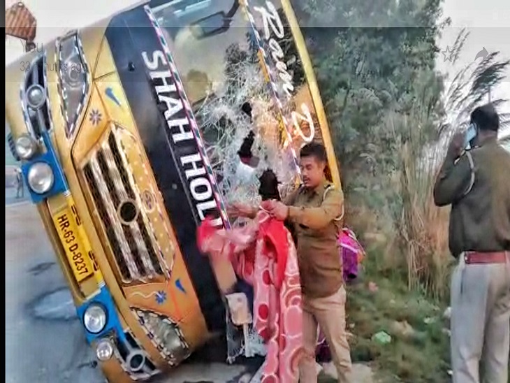 वोल्वो बस में से लोगों को निकालती हुई पुलिस