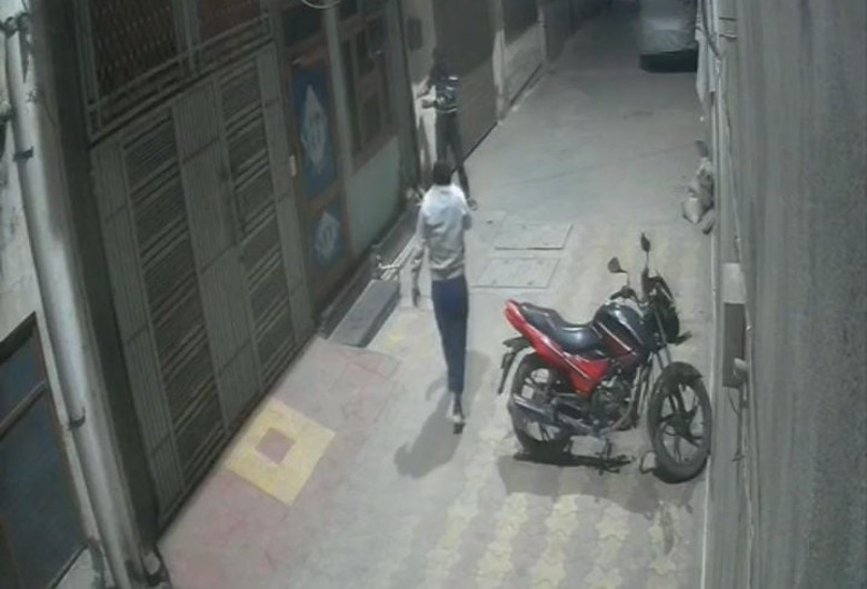 जींद शहर में फाइबर केबल काटते हुए आरोपी सीसीटीवी में कैद। - Dainik Bhaskar