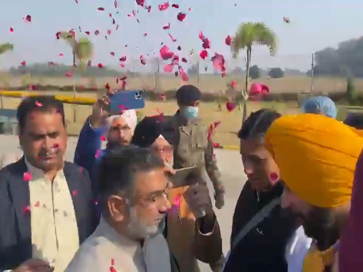पाकिस्तान की धरती पर कदम रखते ही सिद्धू पर पाकिस्तानी अफसरों ने फूल बरसाए।