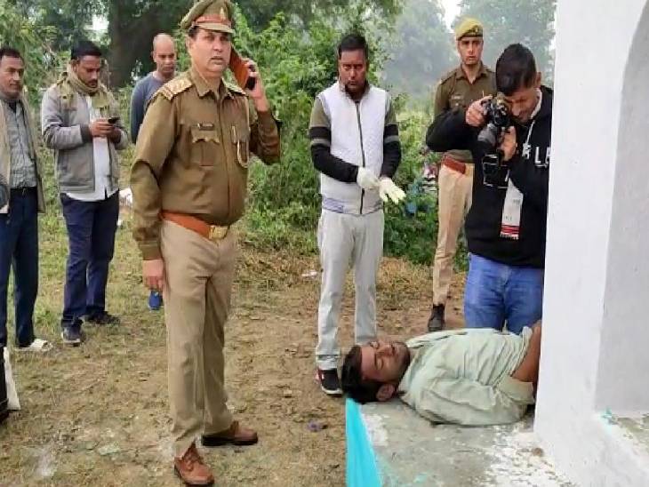 कासगंज में युवक का सड़क किनारे मिला शव। - Dainik Bhaskar