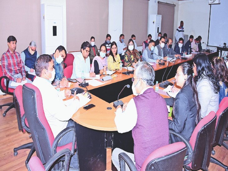 मंडलायुक्त पंकज यादव 3 जिलों के निर्वाचन अधिकारियों, ईआरओ व एईआरओ को बैठक में निर्दश देते हुए। - Dainik Bhaskar