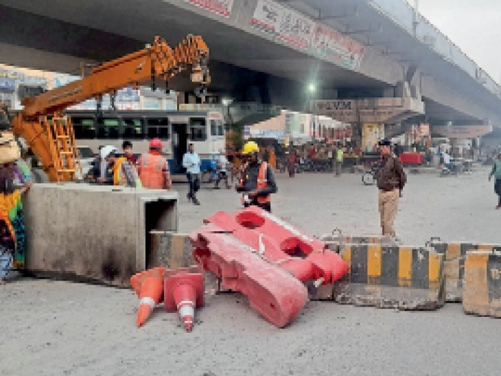 पानीपत से दिल्ली की तरफ जाने वाले रास्ते पर पत्थर लगाते कंपनी के कर्मचारी व सिटी ट्रैफिक इंचार्ज। - Dainik Bhaskar