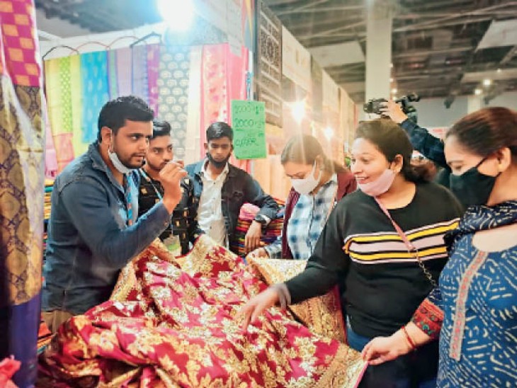 आजमगढ़ सिल्क साड़ी के मोहम्मद तबीश बताते हैं कि उनके पास दो सौ रुपए से लेकर दो लाख रुपए कीमत की साड़ियां हैं। - Dainik Bhaskar