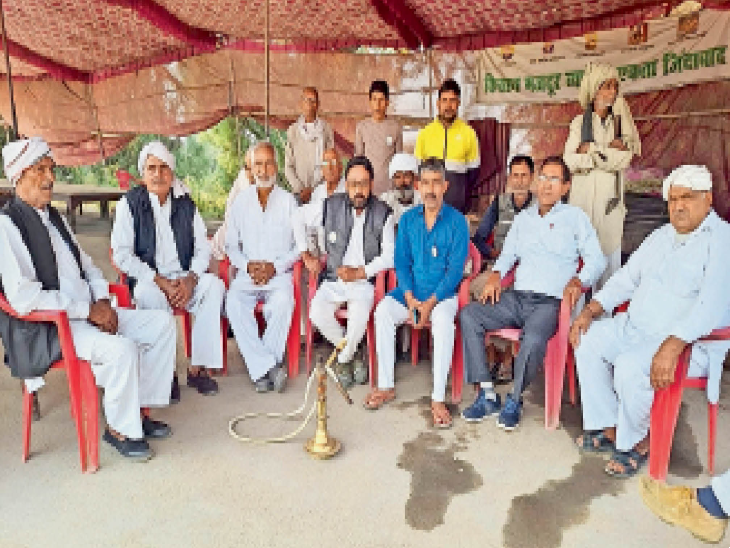 मकड़ौली टाेल पर तीन कृषि कानूनाें काे लेकर बैठक करते हुए किसान नेता। - Dainik Bhaskar