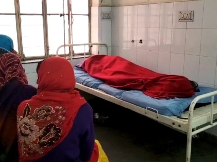 अस्पताल में भर्ती युवती। - Dainik Bhaskar