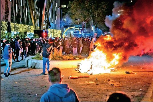 नीदरलैंड्स में 3 हफ्ते के आंशिक लॉकडाउन की घोषणा के बाद लोग सड़कों पर प्रदर्शन कर रहे हैं।