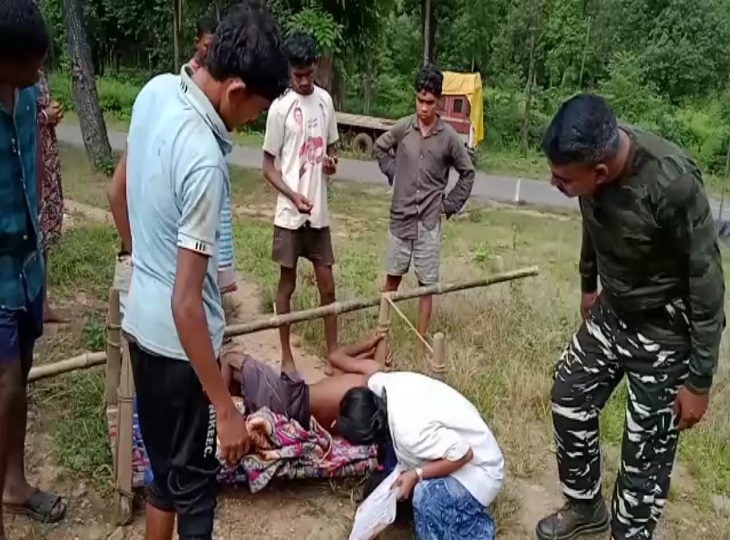 EMT शालिनी राणा ने ग्रामीण का प्राथमिक उपचार किया।