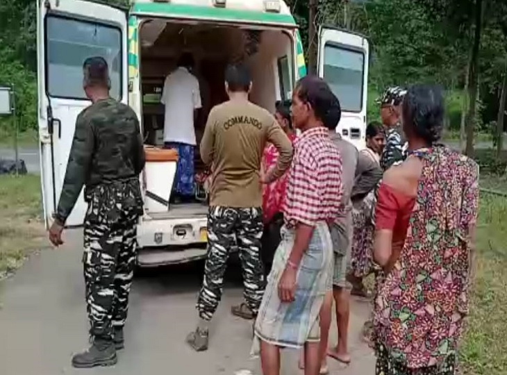 108 के पायलट शिवेन्द्र यादव और जवानों की मदद से घायल को एंबुलेंस में बिठाया गया।