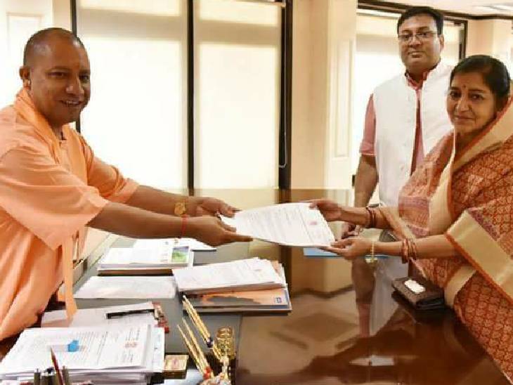 यूपी सीएम योगी आदित्यनाथ से मुलाकात के दौरान गरिमा सिंह और उनके बेटे अनंत विक्रम सिंह।
