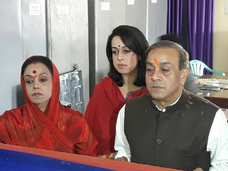 अमिता सिंह और संजय सिंह 2017 विधानसभा चुनाव में नामांकन पत्र दाखिल करते हुए।