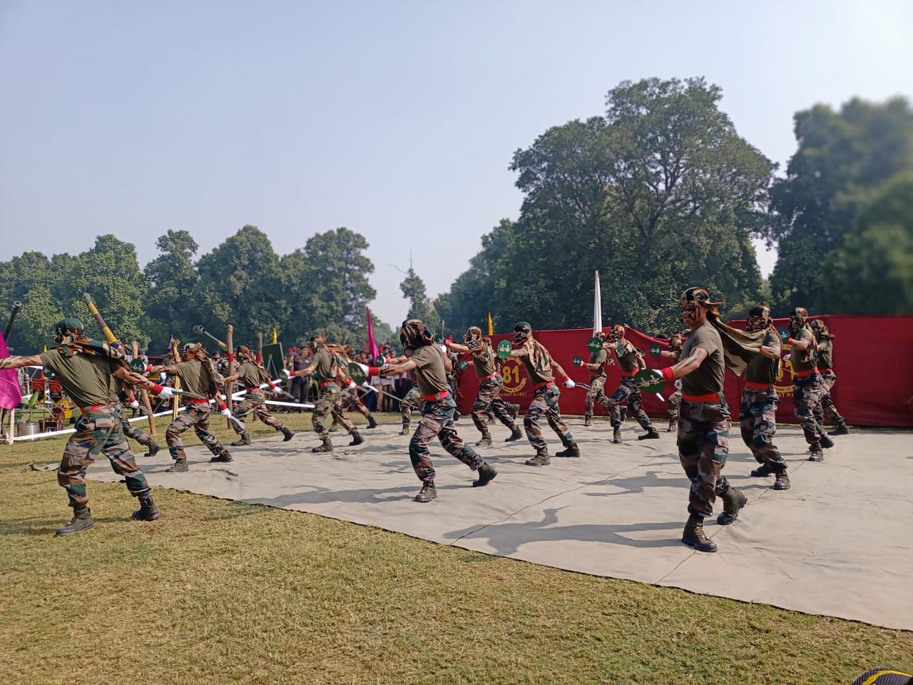आजाद पार्क में मशाल पहुंचने पर सेना के अधिकारियों एवं जिला के आलाधिकारियों ने स्वागत किया। इसके बाद सेना मेला में अलग-अलग अस्त्र का प्रदर्शन किया गया।