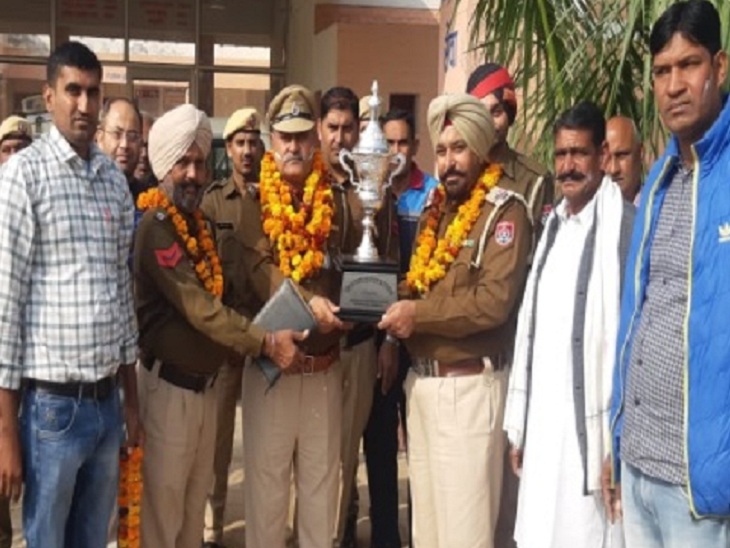 थाना प्रभारी ओम प्रकाश का स्वागत करते पुलिस कर्मी।