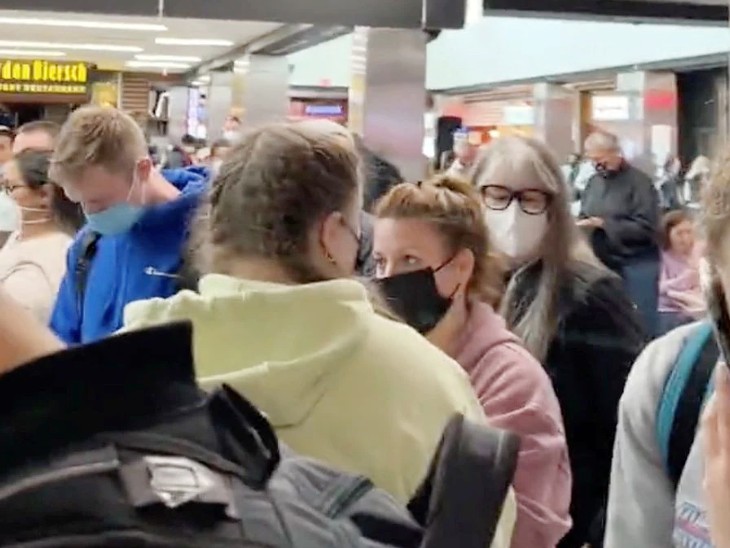 गन से फायरिंग उस वक्त हुई जब स्क्रीनिंग चेकपॉइंट पर सामानों की तलाशी ली जा रही थी। गोली चलते ही भगदड़ मच गई। - Dainik Bhaskar