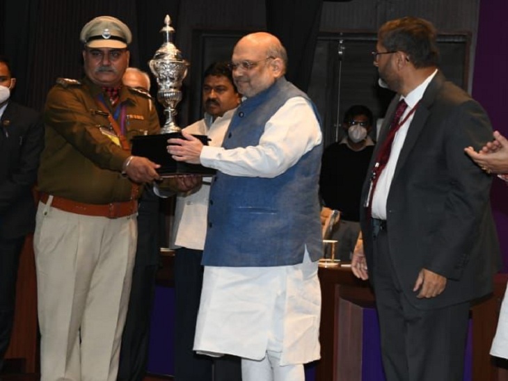 केंद्रीय गृहमंत्री अमित शाह से सर्वश्रेष्ठ पुलिस स्टेशन की ट्रॉफी लेते थाना प्रभारी ओम प्रकाश चुघ।