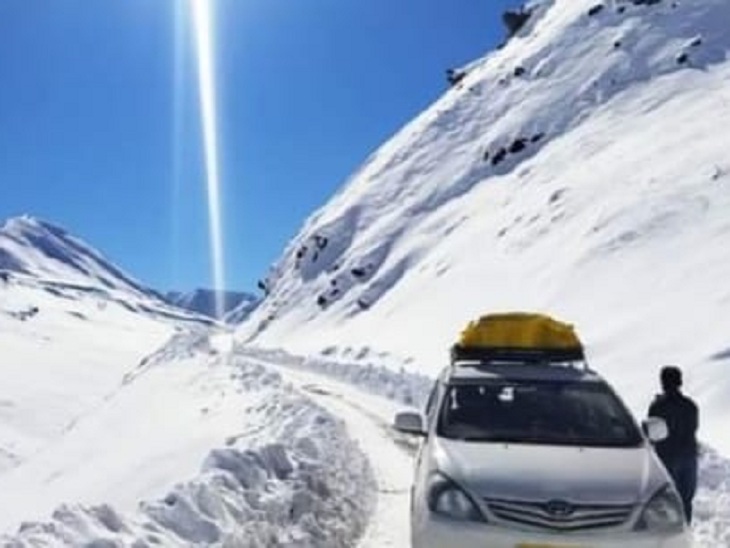अटल टनल रोहतांग हाईवे पर बर्फबारी का खूबसूरत नजारा।