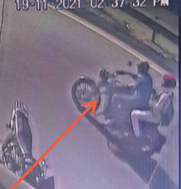 महिला का मोबाइल छीनने के बाद सीसीटीवी में कैद हुए थे बुलेट सवार बदमाश