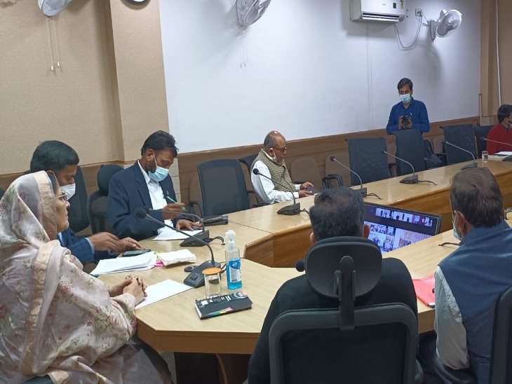 वीडियो कॉन्फ्रेंसिंग के जरिए मुख्यमंत्री को सुनते अफसर।