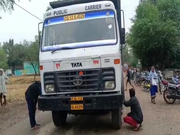 लोगों ने हाइवा के चक्के से हवा निकाल दिया।