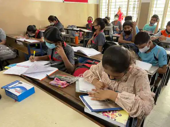 अब प्री-प्राइमरी स्कूलों के जूनियर और सीनियर केजी के विद्यार्थियों के लिए भी उचित समय पर निर्णय लिया जाएगा।
