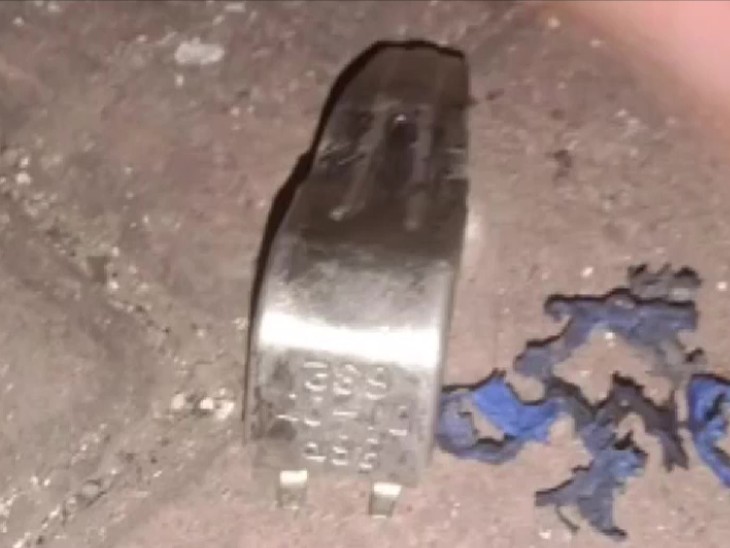 घटनास्थ पर ब्लास्ट के बाद पड़े ग्रेनड के टुकड़े।
