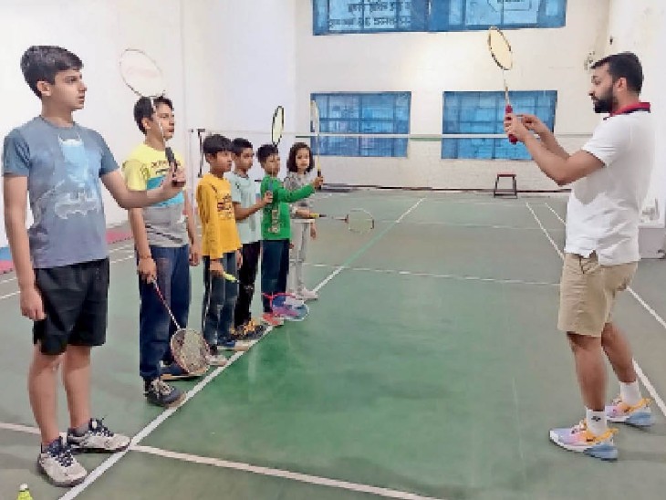 राेहतक.एमडीयू में बैडमिंटन काेच अभिषेक अहलावत खिलाड़ियाें काे ट्रेनिंग देते हुए। - Dainik Bhaskar